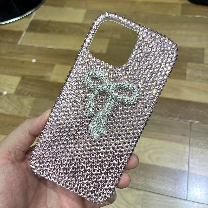 The girl-style rhinestone bow crystal protective case is suitable for all models of Apple phone cases. This is a luxurious diamond material iPhone 17 Pro Max protective case. The sizes available are 16, 15, 14, 13, and 12.
