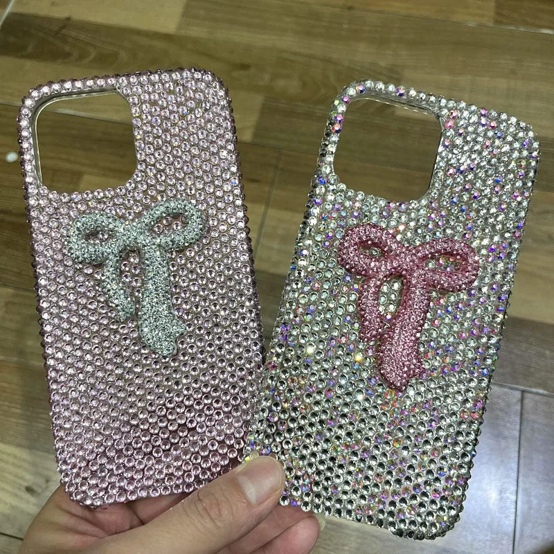 The girl-style rhinestone bow crystal protective case is suitable for all models of Apple phone cases. This is a luxurious diamond material iPhone 17 Pro Max protective case. The sizes available are 16, 15, 14, 13, and 12.