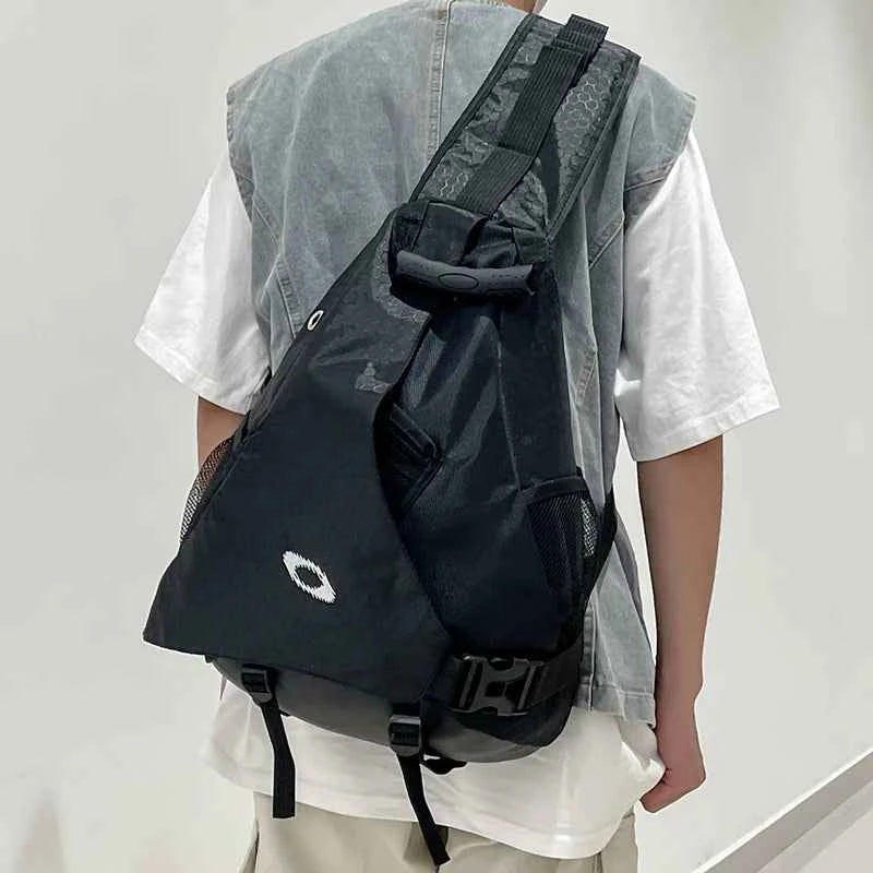 Large capacity chest bag, large capacity side back crossbody bag, multiple pockets, suitable for outdoor sports, travel and cycl