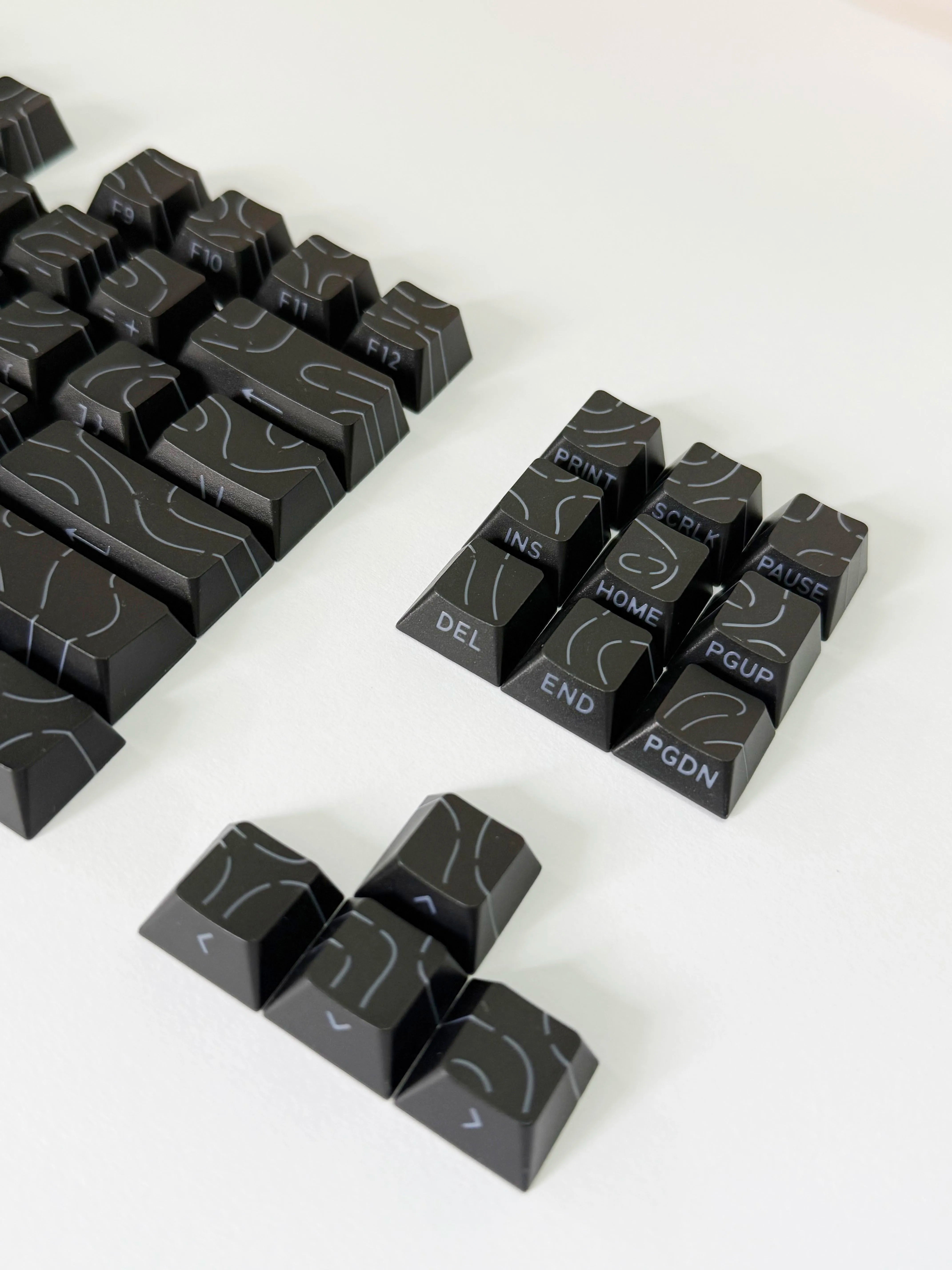 Lines Sided Shine Through Keycaps Cherry Profile Black White 97/133 Keys Customer keycaps for Mechanical Keyboard 60% 65% 75%
