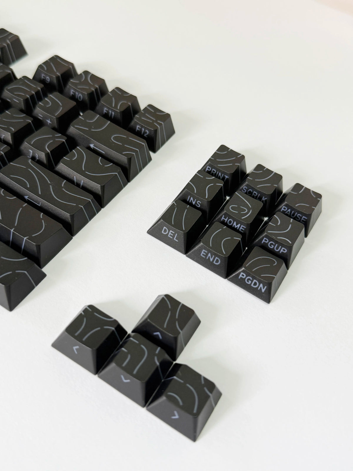Lines Sided Shine Through Keycaps Cherry Profile Black White 97/133 Keys Customer keycaps for Mechanical Keyboard 60% 65% 75%
