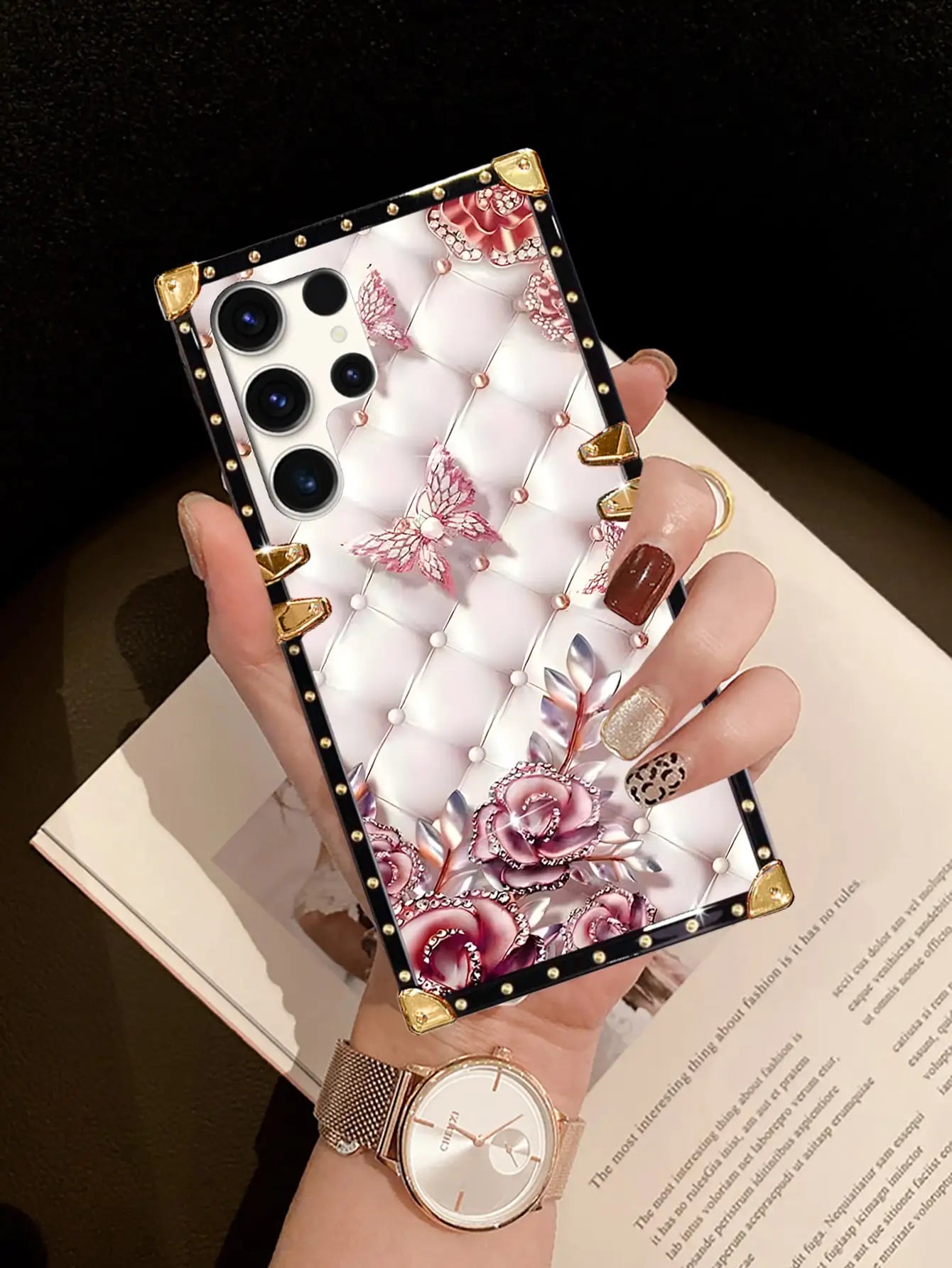 1pc Non-3D Pattern, 2D Rectangular Sheep Leather Texture Rhinestone Butterfly & Floral Contrast Color Edging Shockproof Phone Case, Compatible With Samsung S26 Ultra/S26/S26 Plus/A57 5G/A37 5G And 17 Pro Max/17 Air/14 Pro Max