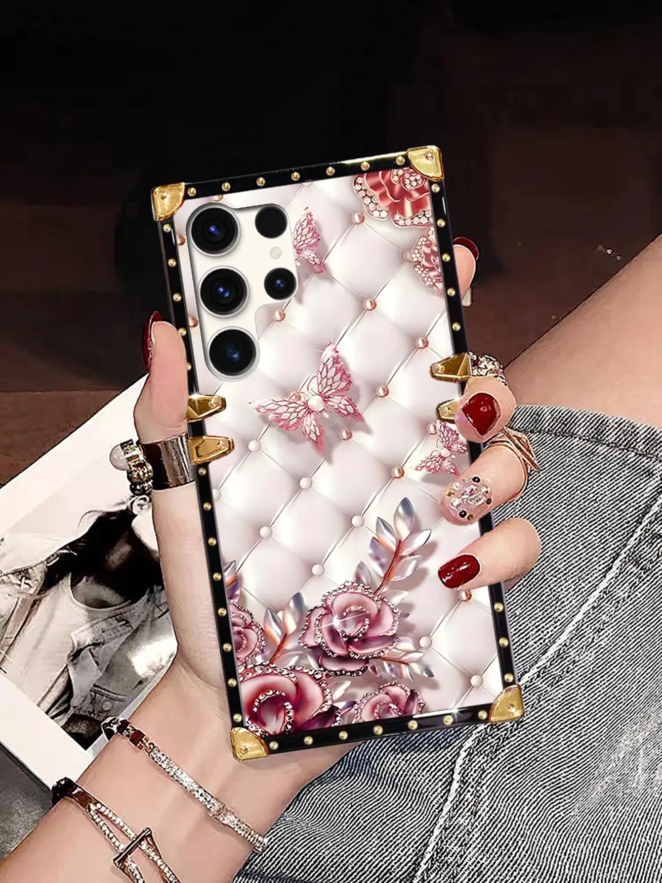 1pc Non-3D Pattern, 2D Rectangular Sheep Leather Texture Rhinestone Butterfly & Floral Contrast Color Edging Shockproof Phone Case, Compatible With Samsung S26 Ultra/S26/S26 Plus/A57 5G/A37 5G And 17 Pro Max/17 Air/14 Pro Max