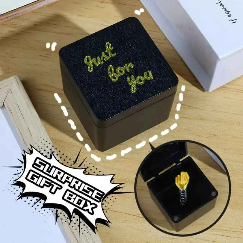 Christmas Interesting Prank Gift Middle Finger in Box Christmas Box Funny Creative Gifts Office Desk Decoration Home Decoration