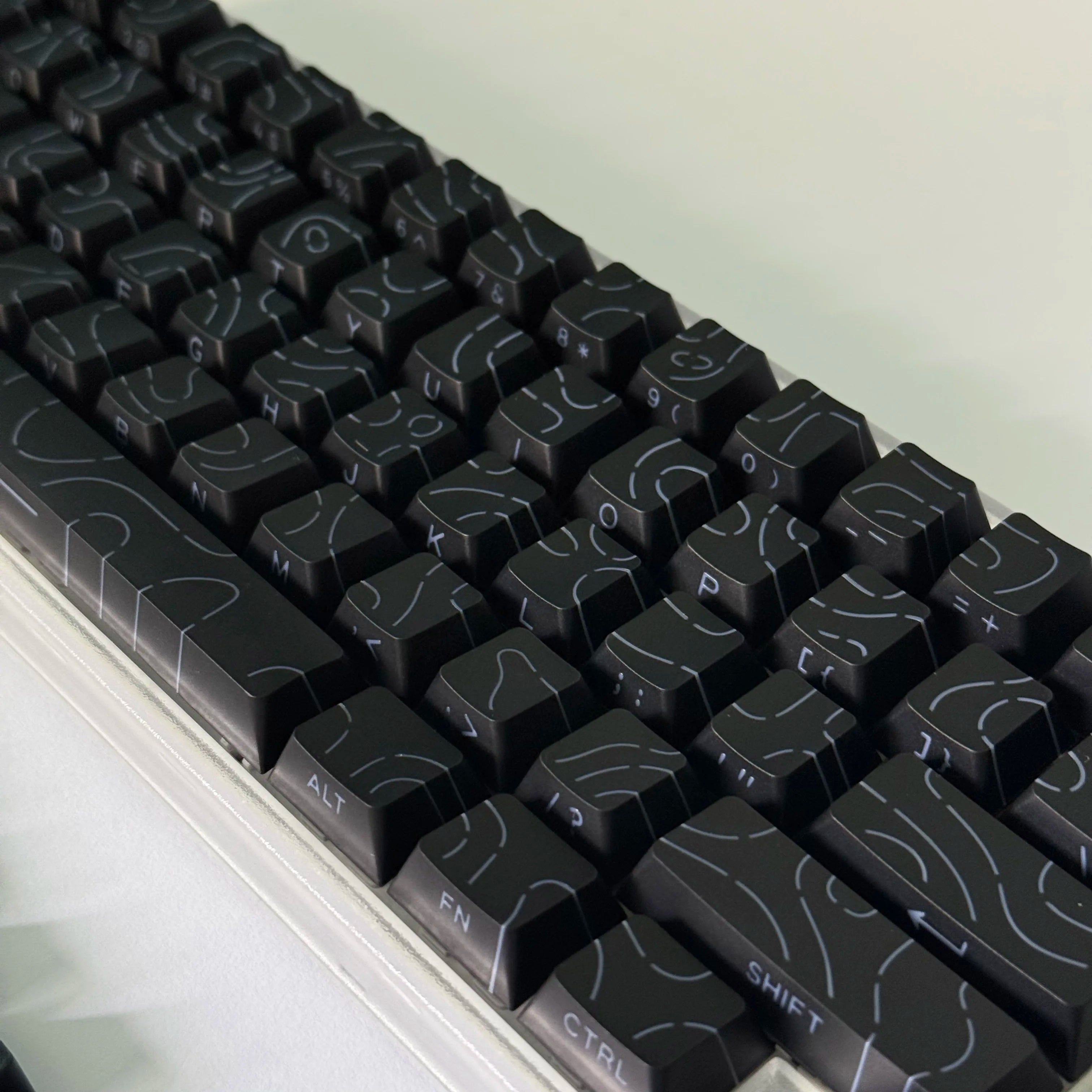Lines Sided Shine Through Keycaps Cherry Profile Black White 97/133 Keys Customer keycaps for Mechanical Keyboard 60% 65% 75%